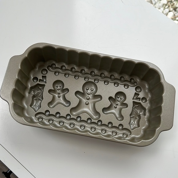 Nordic Ware Holiday Pan. Gently used. in great condition!